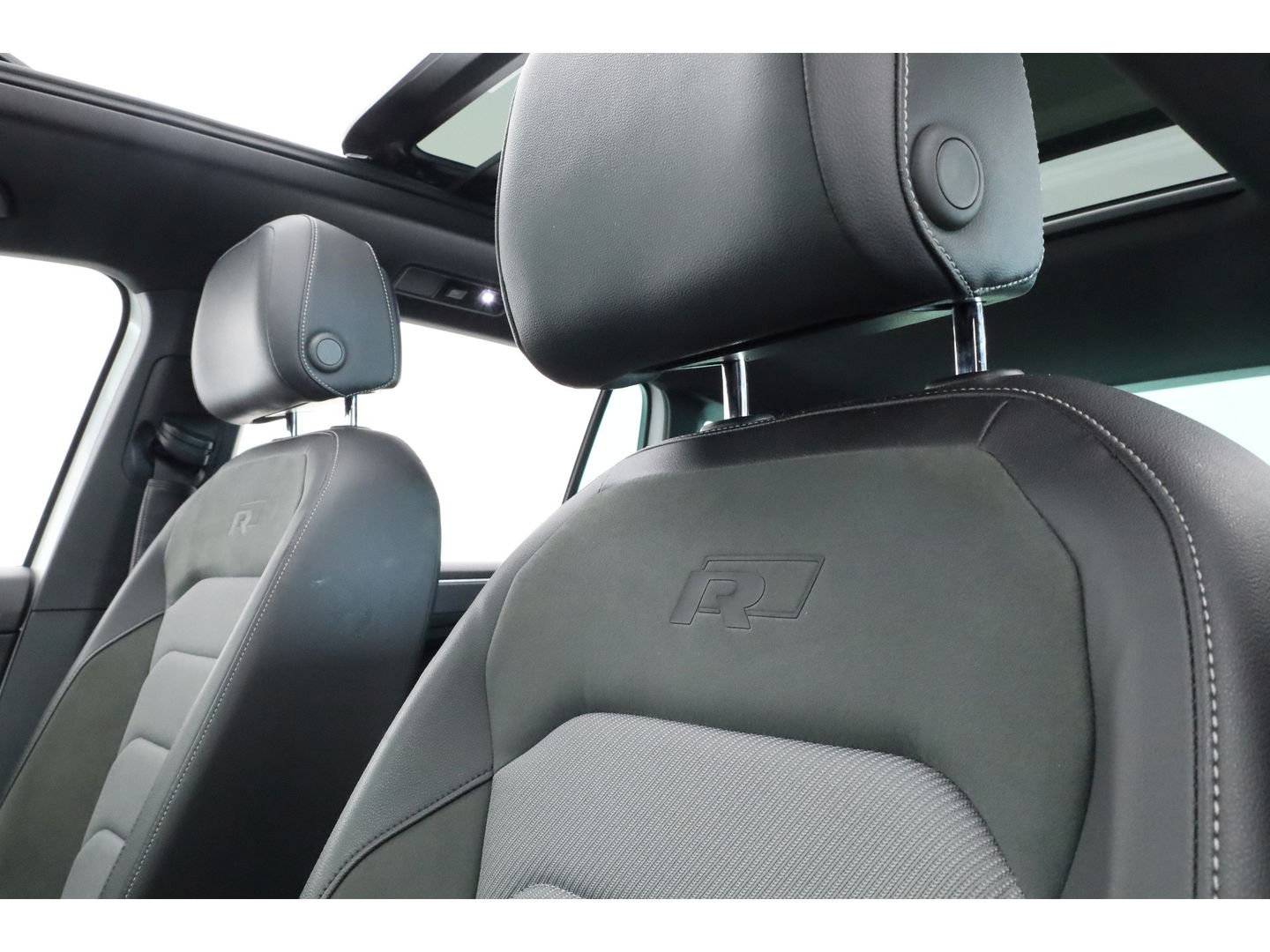 Volkswagen Tiguan 2.0 TSI 4Motion R-Line DSG 220pk! | Pano | 360cam | Elek. Trekhaak | Adapt. Cruise | Stoelverw. | 20'' | Digi. Dashboard