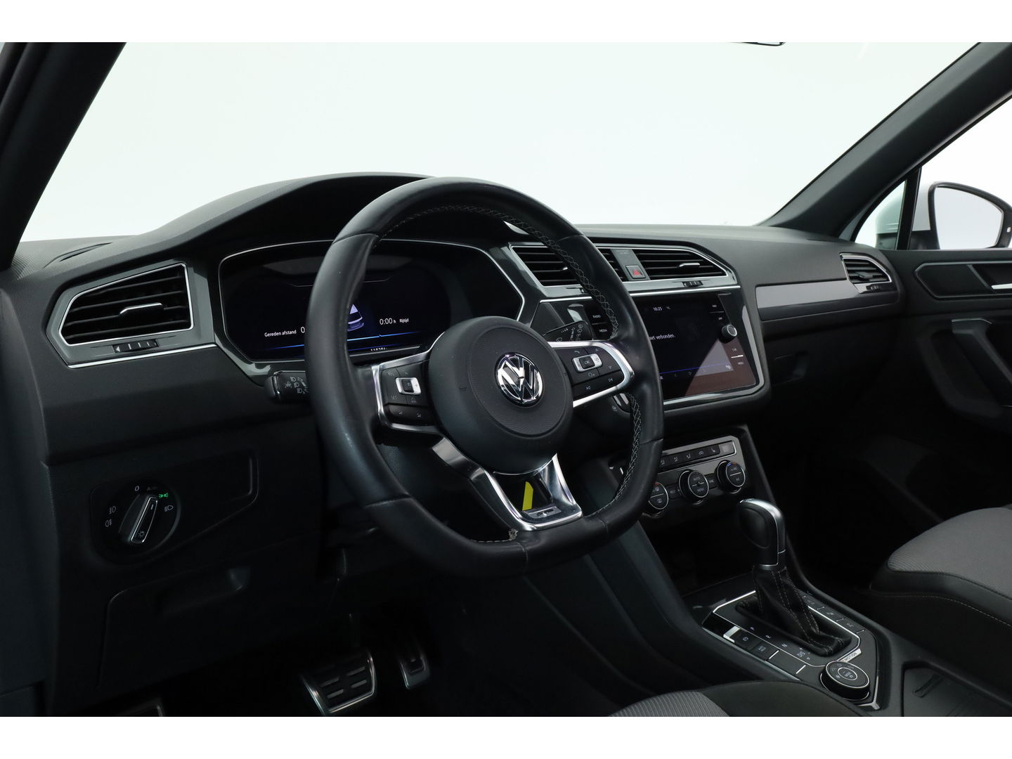 Volkswagen Tiguan 2.0 TSI 4Motion R-Line DSG 220pk! | Pano | 360cam | Elek. Trekhaak | Adapt. Cruise | Stoelverw. | 20'' | Digi. Dashboard