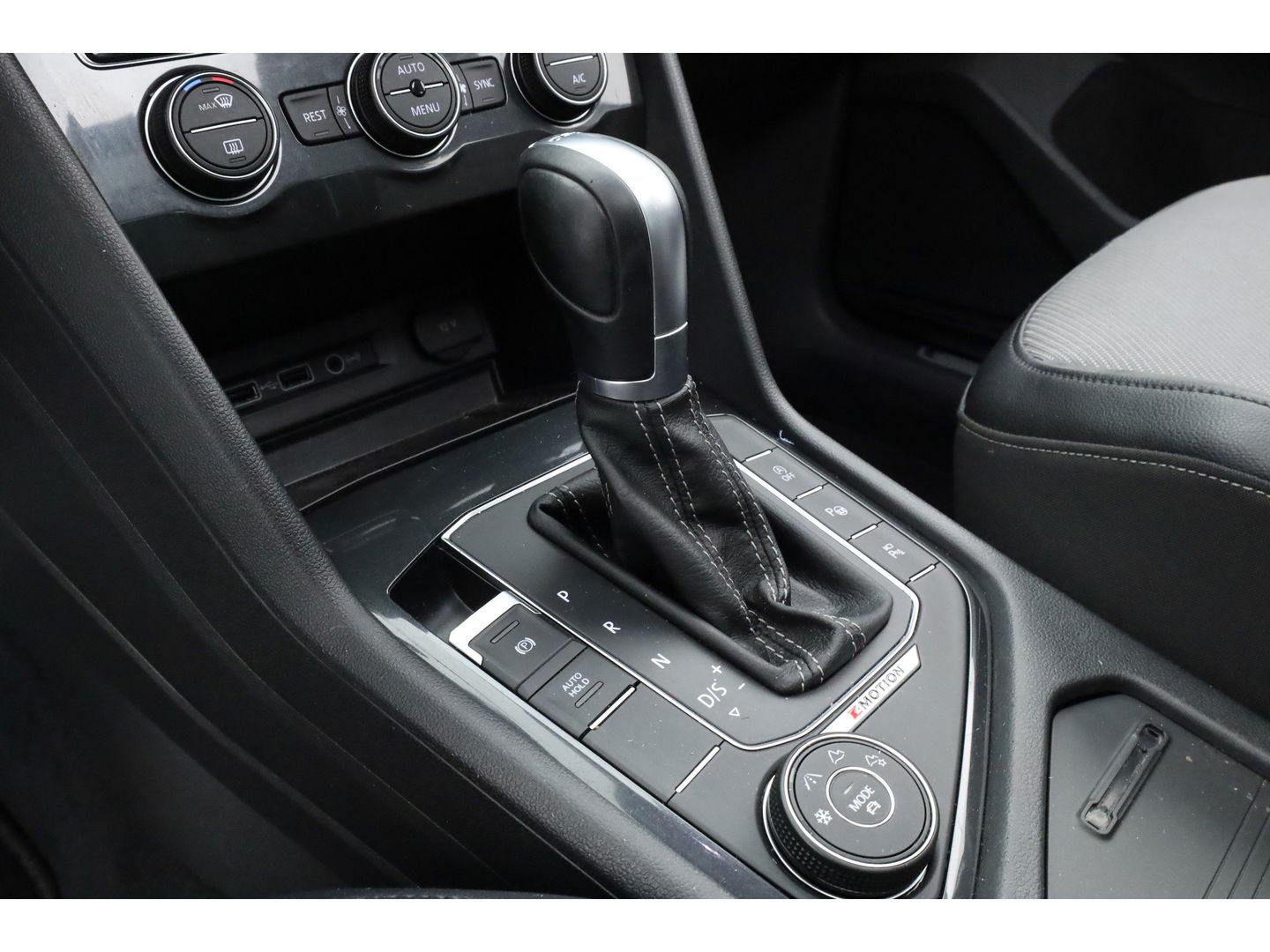 Volkswagen Tiguan 2.0 TSI 4Motion R-Line DSG 220pk! | Pano | 360cam | Elek. Trekhaak | Adapt. Cruise | Stoelverw. | 20'' | Digi. Dashboard