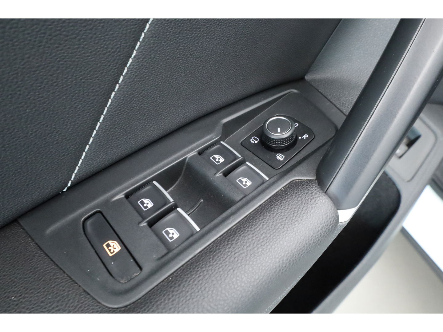 Volkswagen Tiguan 2.0 TSI 4Motion R-Line DSG 220pk! | Pano | 360cam | Elek. Trekhaak | Adapt. Cruise | Stoelverw. | 20'' | Digi. Dashboard