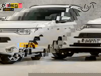 Mitsubishi Outlander - 2.0 PHEV Deluxe 203Pk Automaat (SCHUIFDAK, NAVIGATIE, LEDER, STOELVERWARMING, SPORTSTOELEN, CAMERA, TREKHAAK, GETINT GLAS, XENON, NIEUWE APK, NIEUWSTAAT)