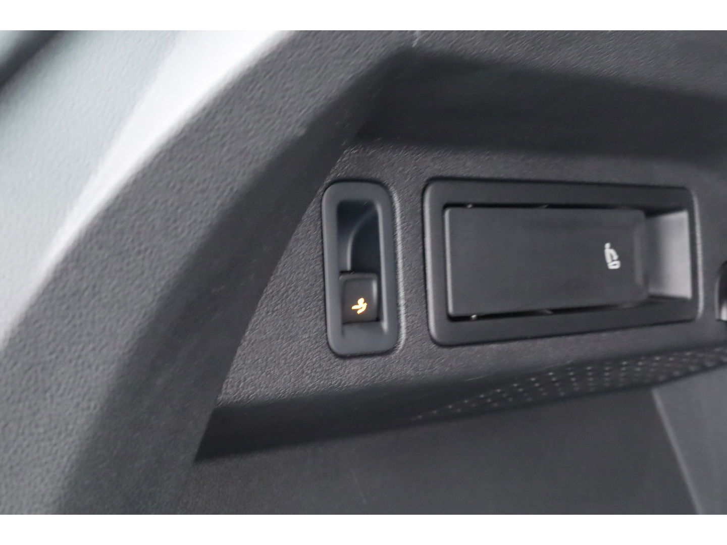 Volkswagen Tiguan 1.4 TSI ACT Highline DSG | Digi. Dashboard | Pano | Leder | Stoel- Stuurverw . | 360cam | Elek. Trekhaak