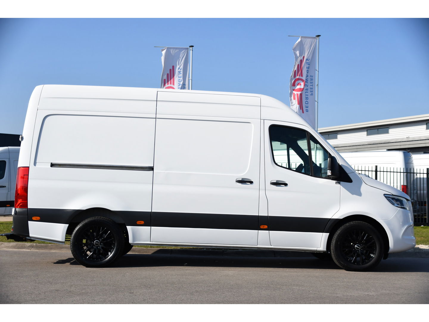 Mercedes-Benz Sprinter 319 V6 3.0 CDI L2H2 PB Edition Camera, Cruise, Carplay, 3500kg Trekhaak, 10,5'' Mbux, LED, Stoelverwarming, Automaat Uniek!