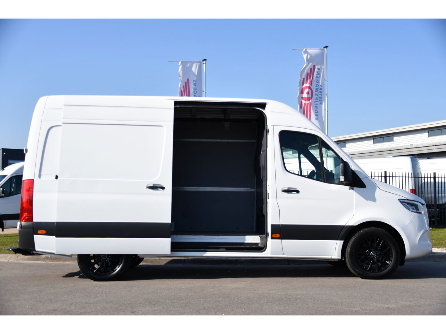 Mercedes-Benz Sprinter 319 V6 3.0 CDI L2H2 PB Edition Camera, Cruise, Carplay, 3500kg Trekhaak, 10,5'' Mbux, LED, Stoelverwarming, Automaat Uniek!