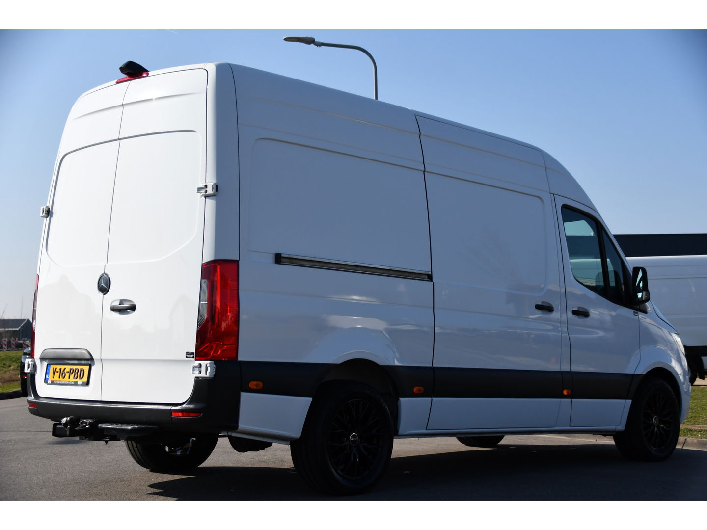 Mercedes-Benz Sprinter 319 V6 3.0 CDI L2H2 PB Edition Camera, Cruise, Carplay, 3500kg Trekhaak, 10,5'' Mbux, LED, Stoelverwarming, Automaat Uniek!