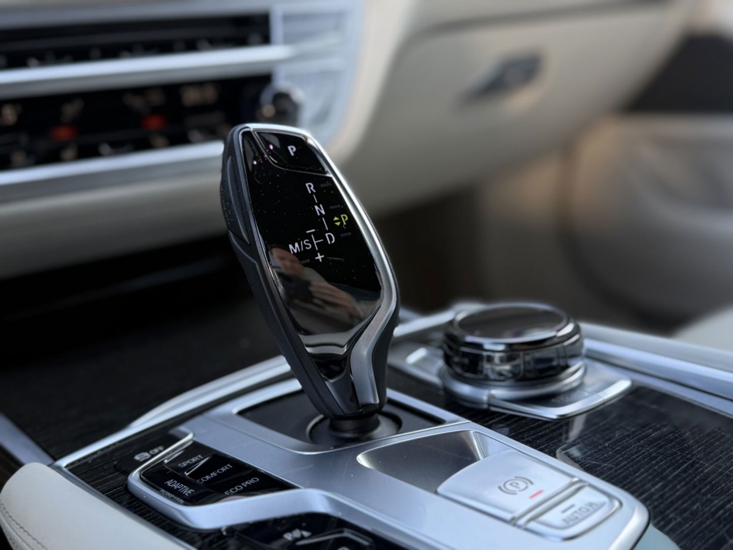 BMW 7 Serie 740i 327PK High Ex. / 360° / Massage / M Individual / Laser