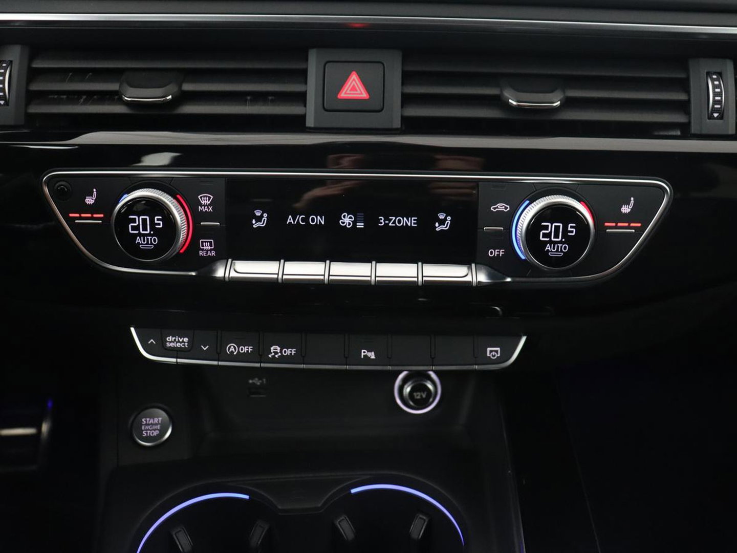 Audi A4 40 TFSI Sport S Line Black Edition | Stoelverwarming | Adaptive cruise | Keyless | Virtual Cockpit | Carplay | Half leder | Navigatie | Full LED | 19'' | Sportstoelen | Sfeerverlichting