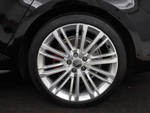 Audi A4 40 TFSI Sport S Line Black Edition | Stoelverwarming | Adaptive cruise | Keyless | Virtual Cockpit | Carplay | Half leder | Navigatie | Full LED | 19'' | Sportstoelen | Sfeerverlichting