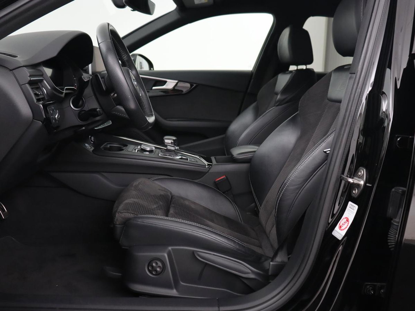 Audi A4 40 TFSI Sport S Line Black Edition | Stoelverwarming | Adaptive cruise | Keyless | Virtual Cockpit | Carplay | Half leder | Navigatie | Full LED | 19'' | Sportstoelen | Sfeerverlichting