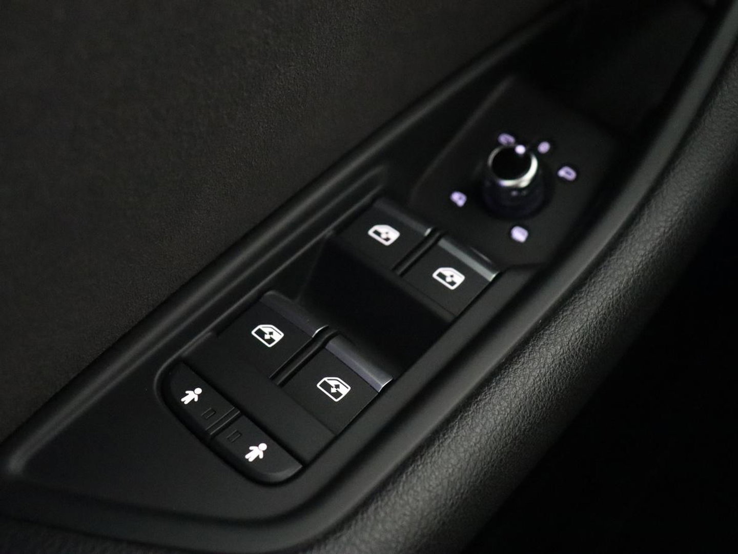 Audi A4 40 TFSI Sport S Line Black Edition | Stoelverwarming | Adaptive cruise | Keyless | Virtual Cockpit | Carplay | Half leder | Navigatie | Full LED | 19'' | Sportstoelen | Sfeerverlichting