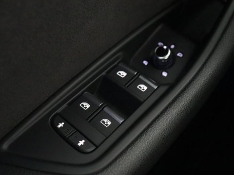 Audi A4 40 TFSI Sport S Line Black Edition | Stoelverwarming | Adaptive cruise | Keyless | Virtual Cockpit | Carplay | Half leder | Navigatie | Full LED | 19'' | Sportstoelen | Sfeerverlichting