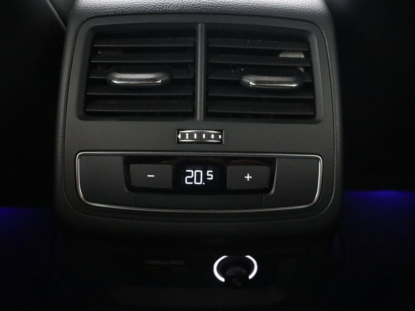 Audi A4 40 TFSI Sport S Line Black Edition | Stoelverwarming | Adaptive cruise | Keyless | Virtual Cockpit | Carplay | Half leder | Navigatie | Full LED | 19'' | Sportstoelen | Sfeerverlichting