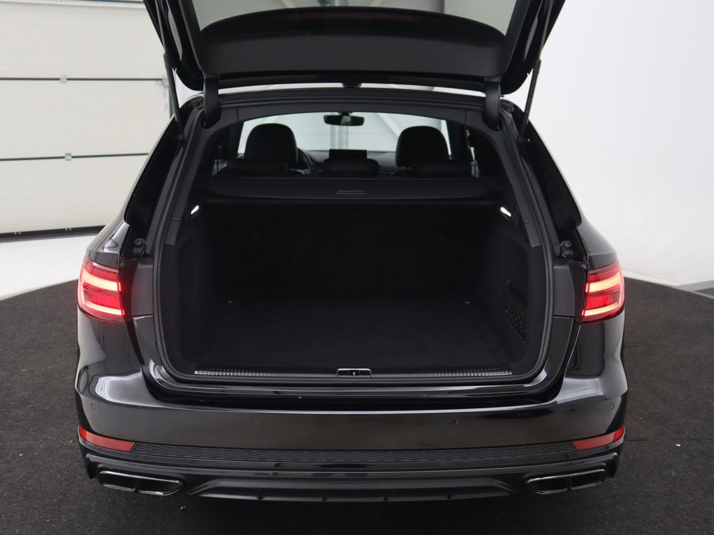 Audi A4 40 TFSI Sport S Line Black Edition | Stoelverwarming | Adaptive cruise | Keyless | Virtual Cockpit | Carplay | Half leder | Navigatie | Full LED | 19'' | Sportstoelen | Sfeerverlichting