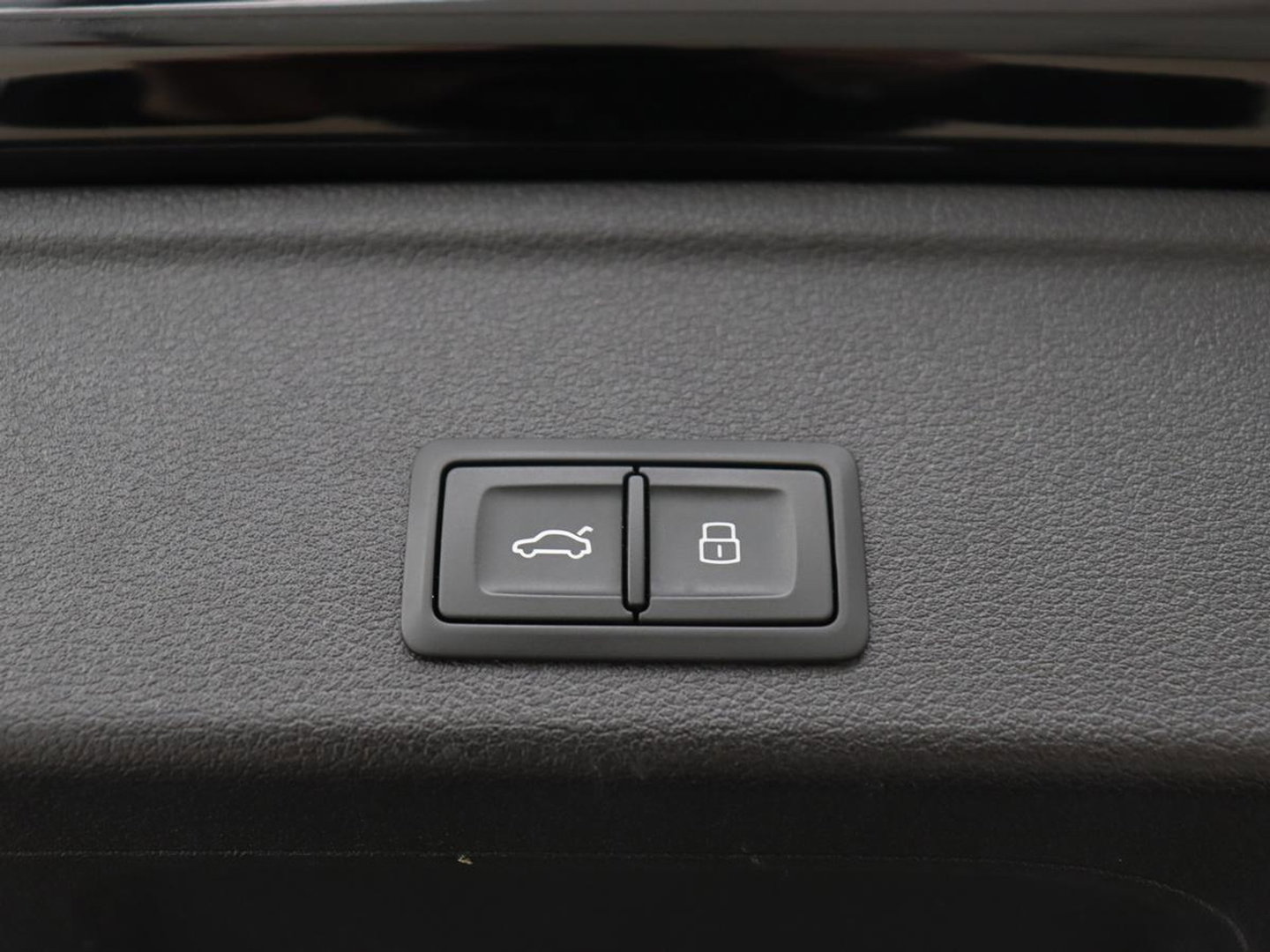 Audi A4 40 TFSI Sport S Line Black Edition | Stoelverwarming | Adaptive cruise | Keyless | Virtual Cockpit | Carplay | Half leder | Navigatie | Full LED | 19'' | Sportstoelen | Sfeerverlichting