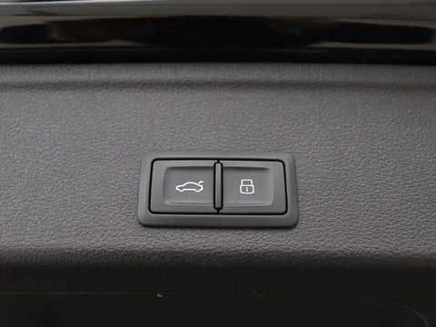 Audi A4 40 TFSI Sport S Line Black Edition | Stoelverwarming | Adaptive cruise | Keyless | Virtual Cockpit | Carplay | Half leder | Navigatie | Full LED | 19'' | Sportstoelen | Sfeerverlichting