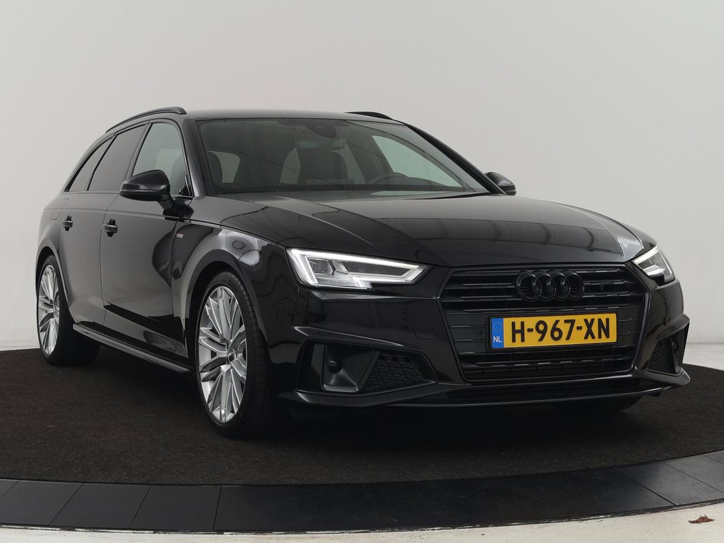 Audi A4 40 TFSI Sport S Line Black Edition | Stoelverwarming | Adaptive cruise | Keyless | Virtual Cockpit | Carplay | Half leder | Navigatie | Full LED | 19'' | Sportstoelen | Sfeerverlichting