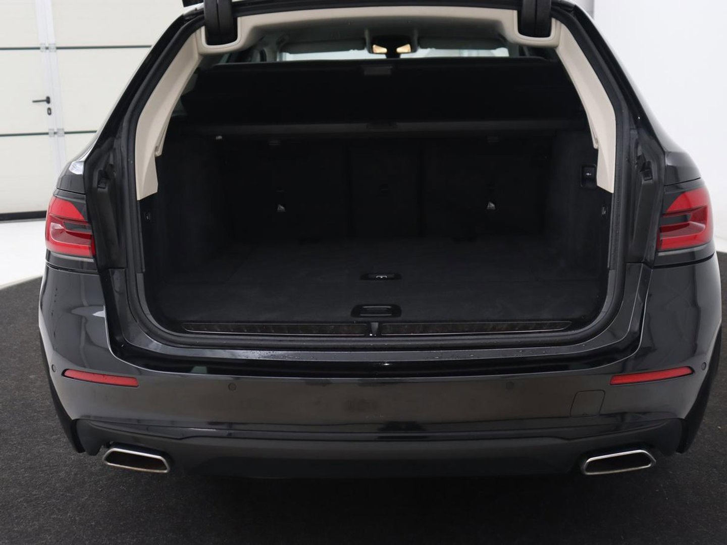 BMW 5 Serie 520i Business Edition Plus | Nappaleder | Stoelverwarming | Carplay | Laserlicht | Navigatie | Live Cockpit | Parkeerhulp | Climate control | Comfortstoelen | Cruise control | Bluetooth