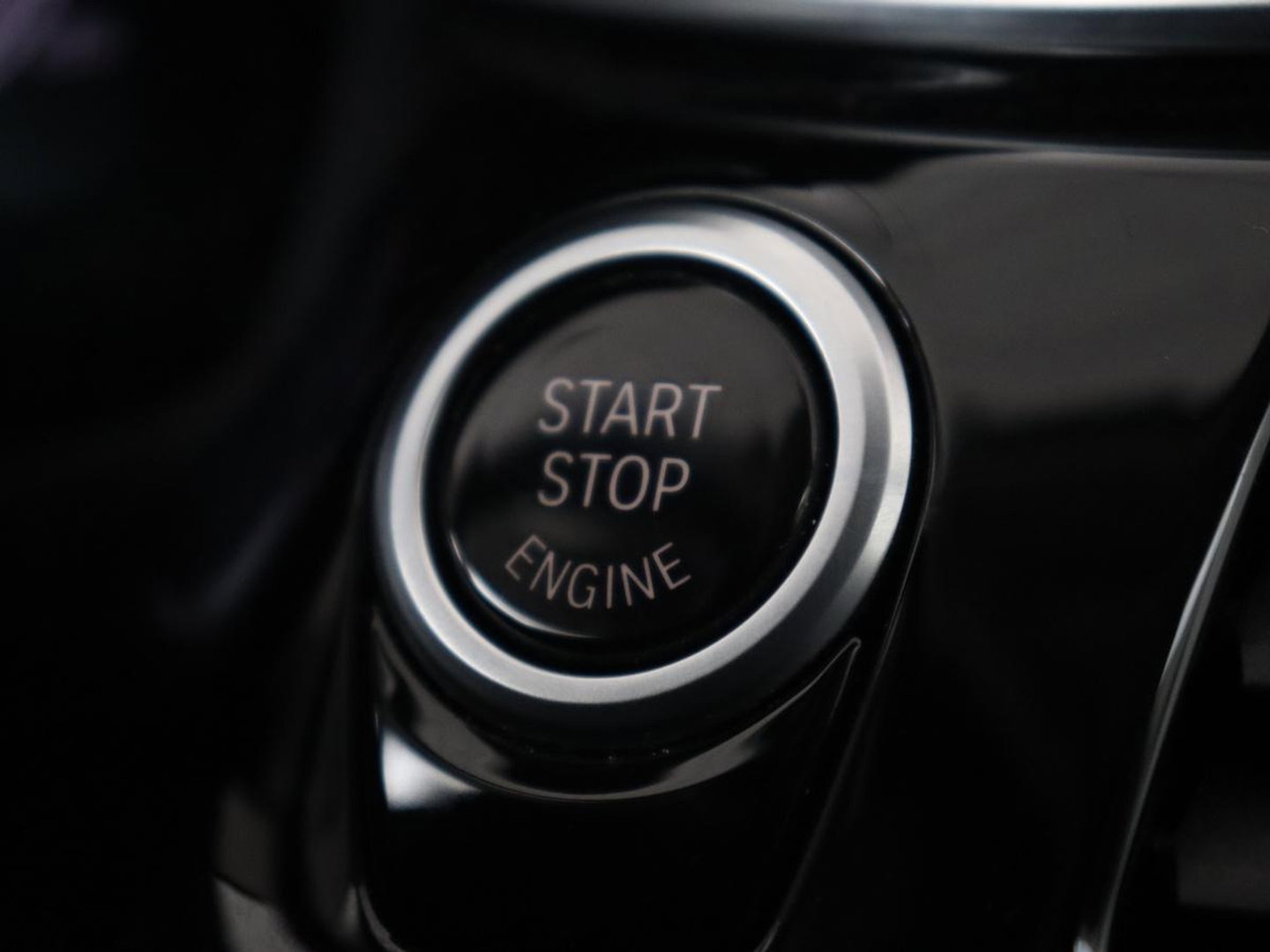 BMW 5 Serie 520i Business Edition Plus | Nappaleder | Stoelverwarming | Carplay | Laserlicht | Navigatie | Live Cockpit | Parkeerhulp | Climate control | Comfortstoelen | Cruise control | Bluetooth