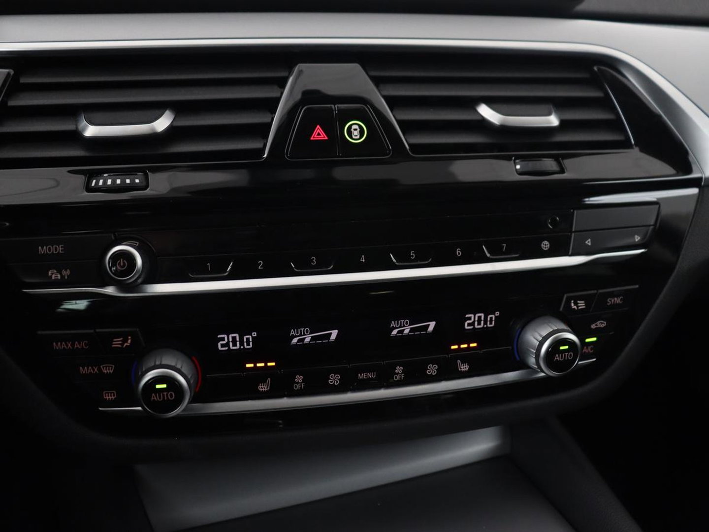 BMW 5 Serie 520i Business Edition Plus | Nappaleder | Stoelverwarming | Carplay | Laserlicht | Navigatie | Live Cockpit | Parkeerhulp | Climate control | Comfortstoelen | Cruise control | Bluetooth