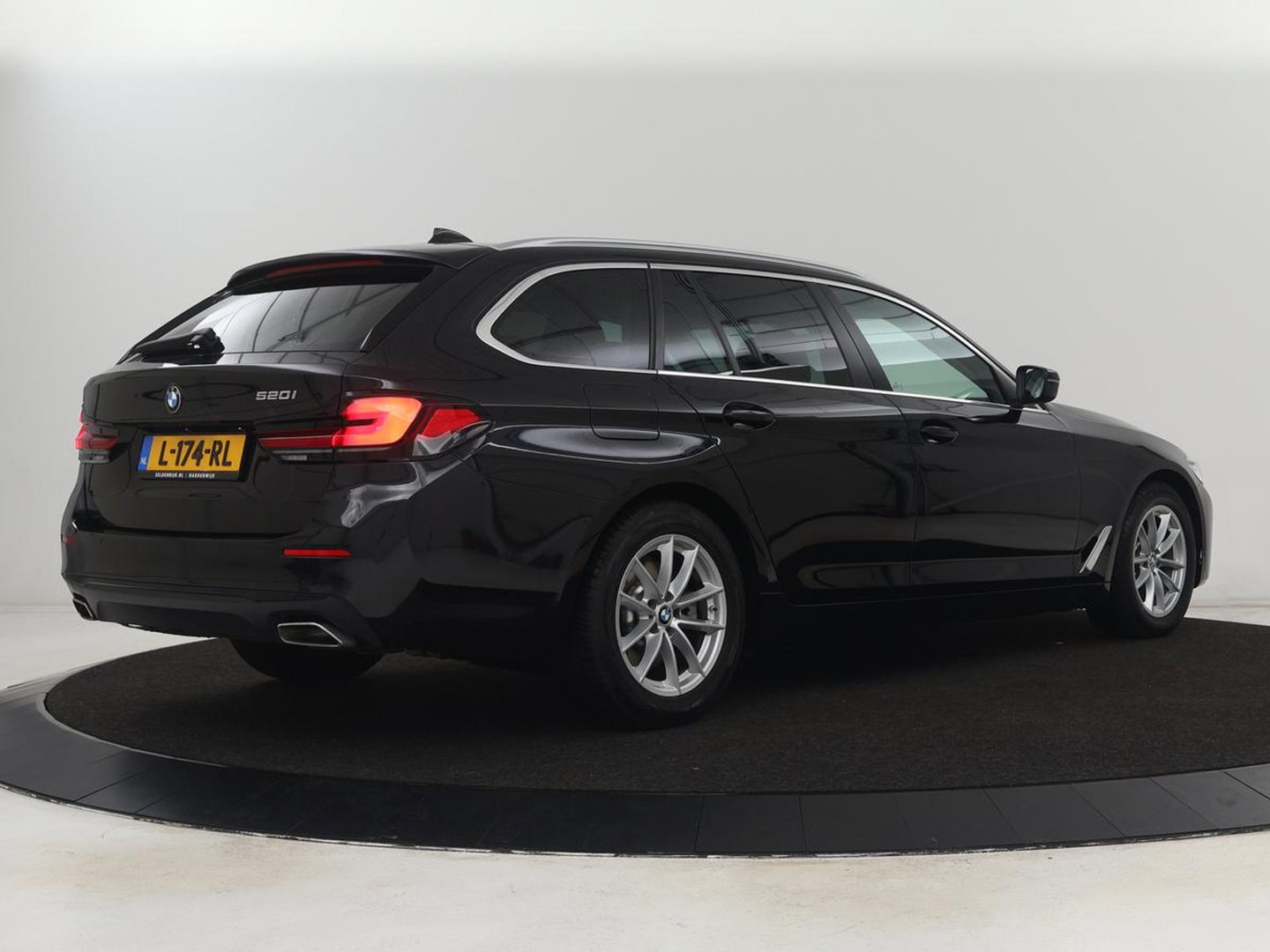 BMW 5 Serie 520i Business Edition Plus | Nappaleder | Stoelverwarming | Carplay | Laserlicht | Navigatie | Live Cockpit | Parkeerhulp | Climate control | Comfortstoelen | Cruise control | Bluetooth