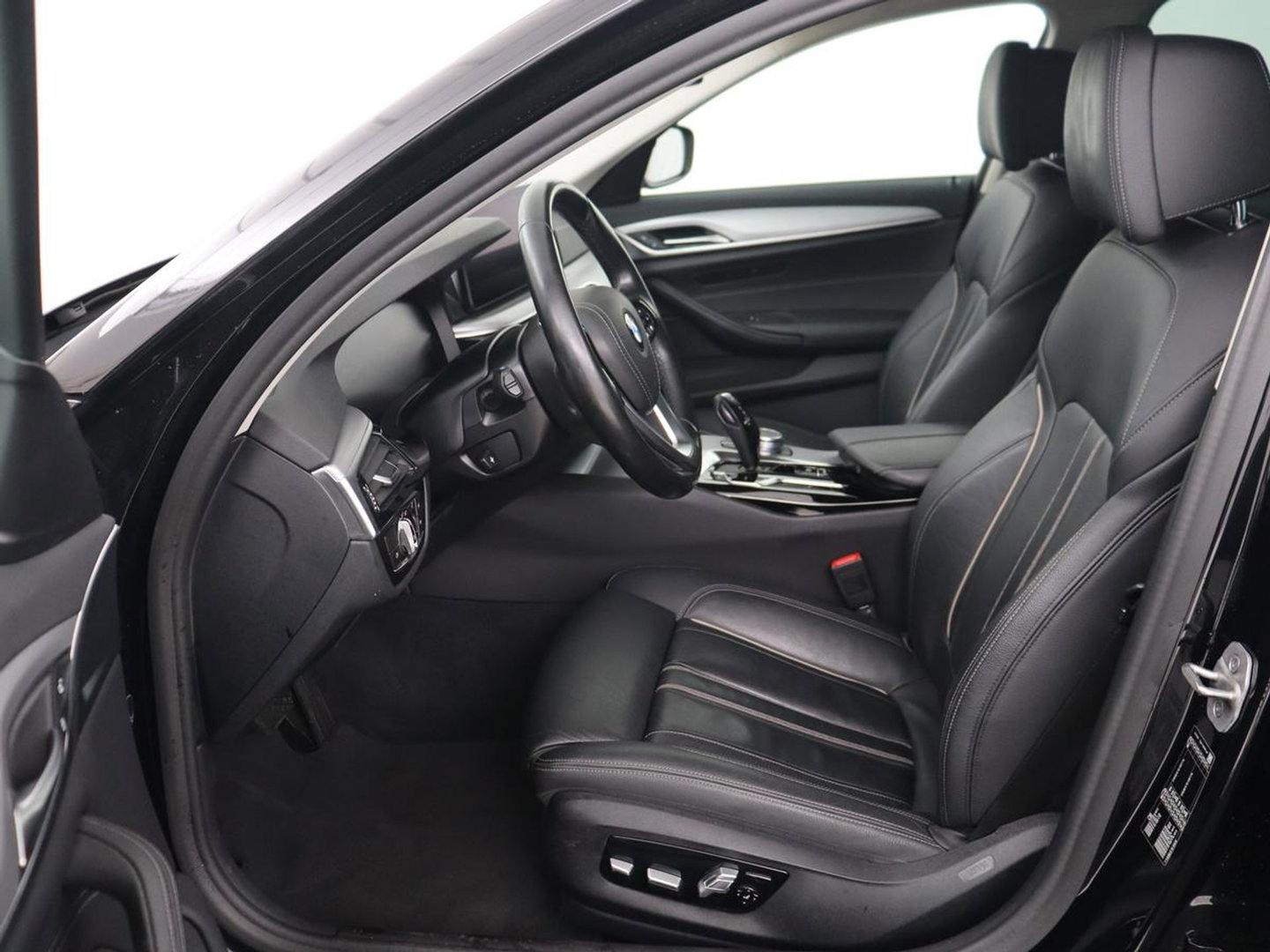 BMW 5 Serie 520i Business Edition Plus | Nappaleder | Stoelverwarming | Carplay | Laserlicht | Navigatie | Live Cockpit | Parkeerhulp | Climate control | Comfortstoelen | Cruise control | Bluetooth