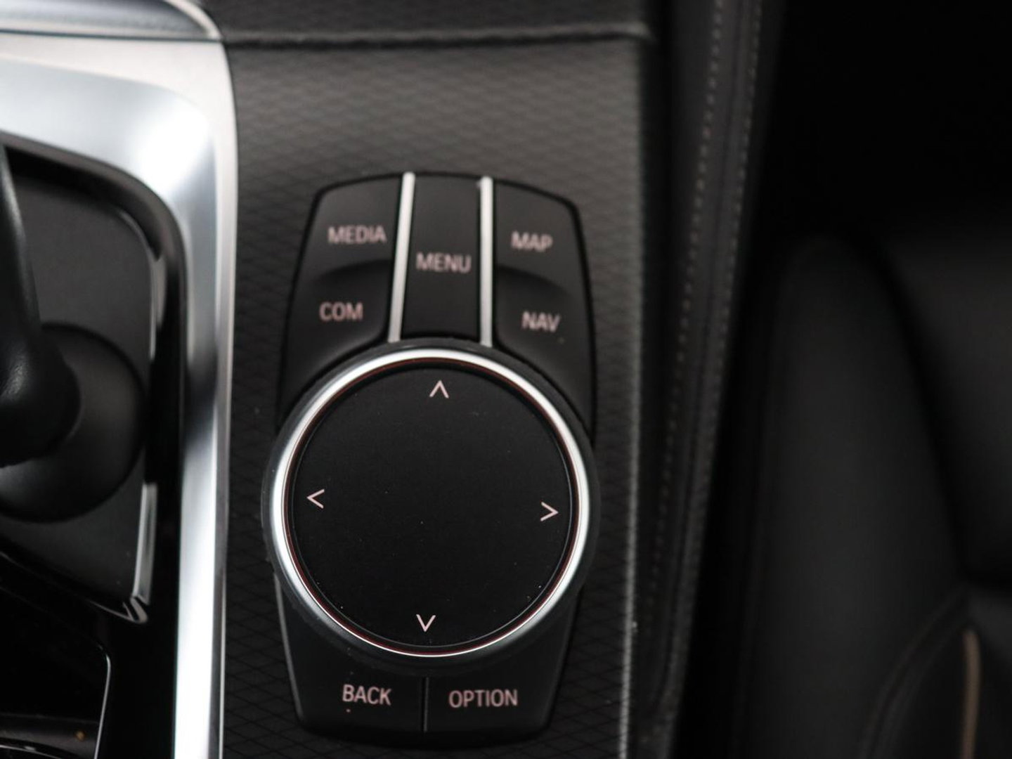 BMW 5 Serie 520i M Sport | Leder | Stoelverwarming | Carplay | 19'' | Sportstoelen | Live Cockpit | Navigatie | Parkeerhulp | Adaptief LED | Memory | Keyless start