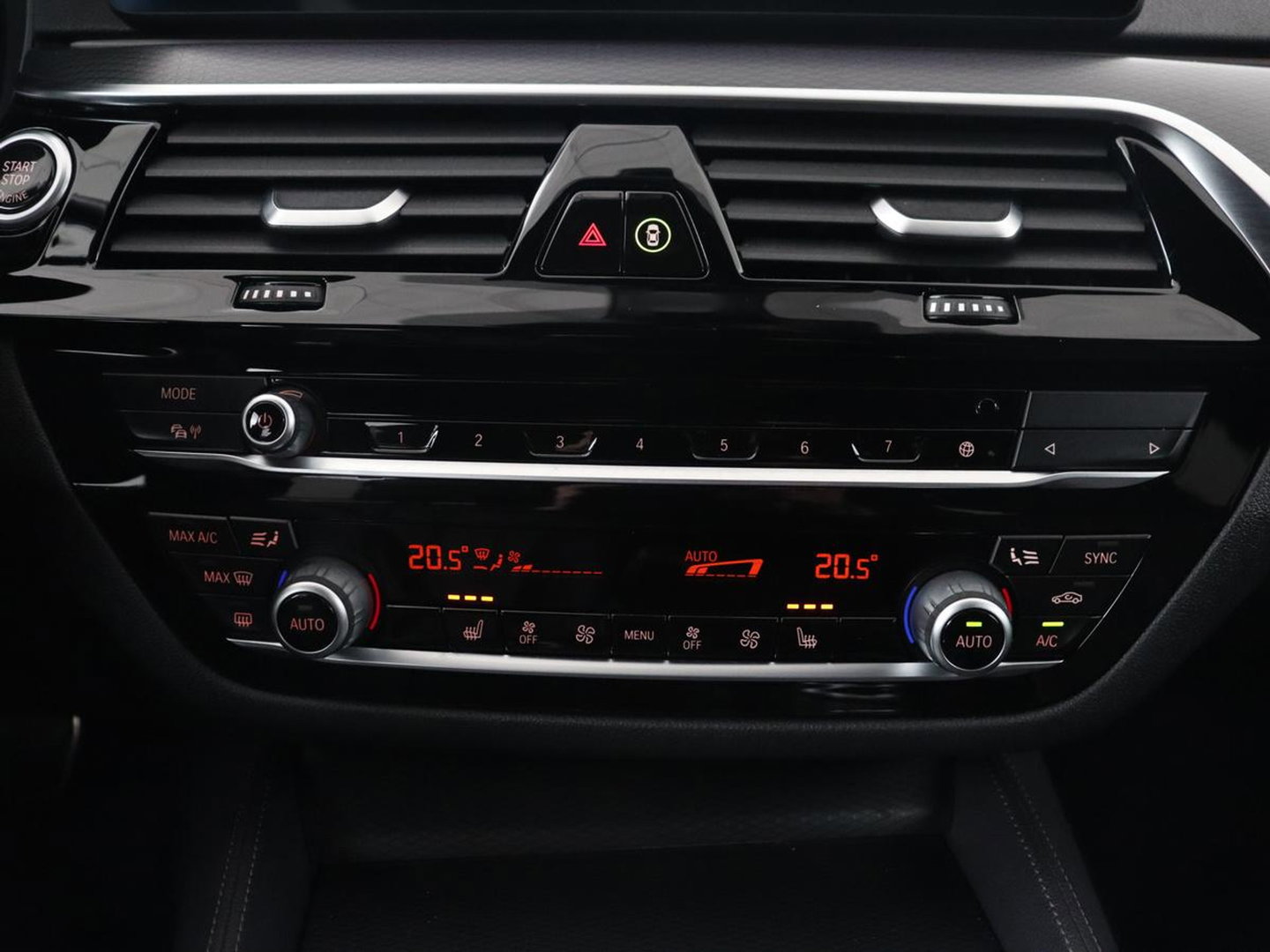 BMW 5 Serie 520i M Sport | Leder | Stoelverwarming | Carplay | 19'' | Sportstoelen | Live Cockpit | Navigatie | Parkeerhulp | Adaptief LED | Memory | Keyless start