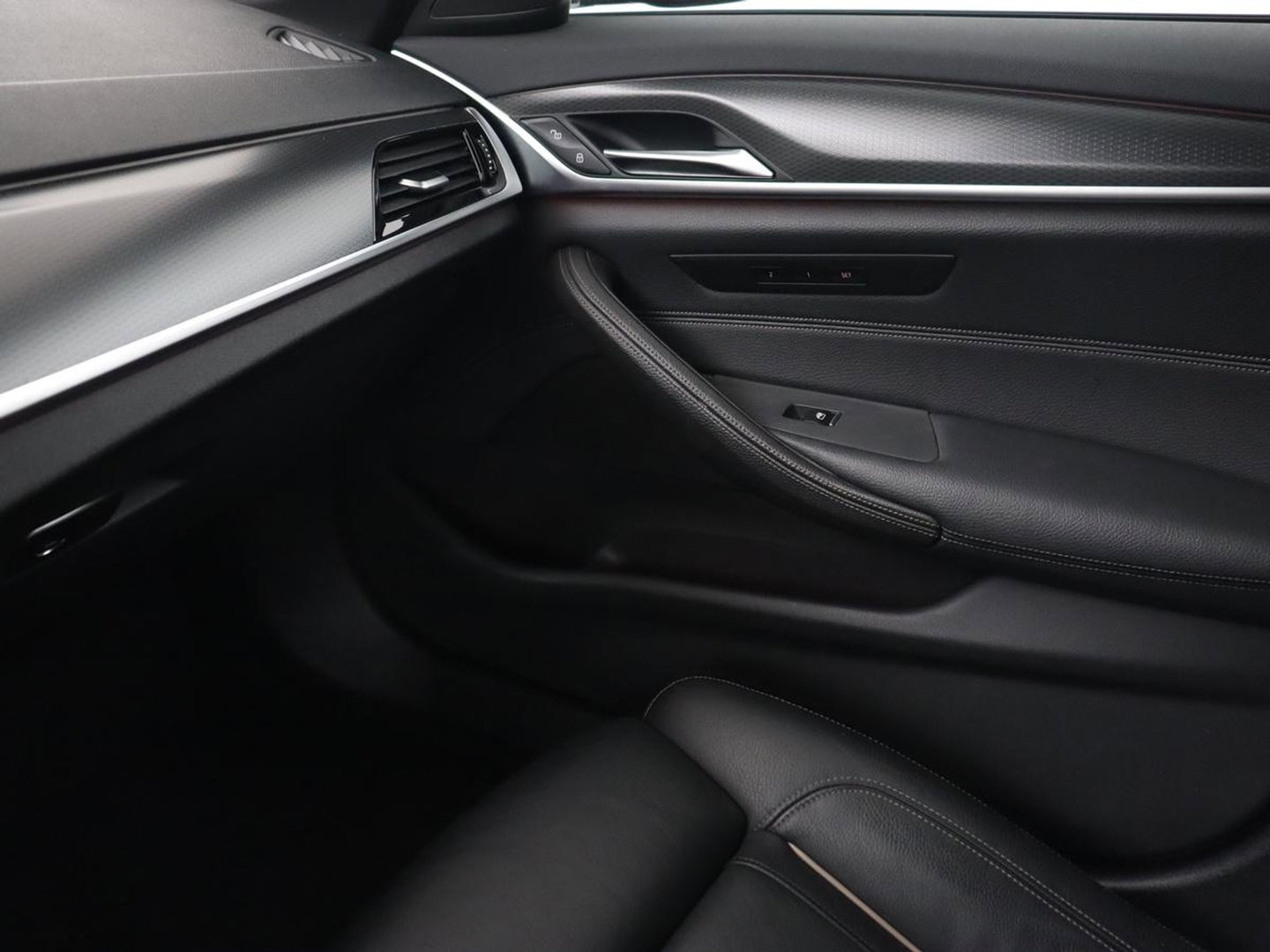 BMW 5 Serie 520i M Sport | Leder | Stoelverwarming | Carplay | 19'' | Sportstoelen | Live Cockpit | Navigatie | Parkeerhulp | Adaptief LED | Memory | Keyless start