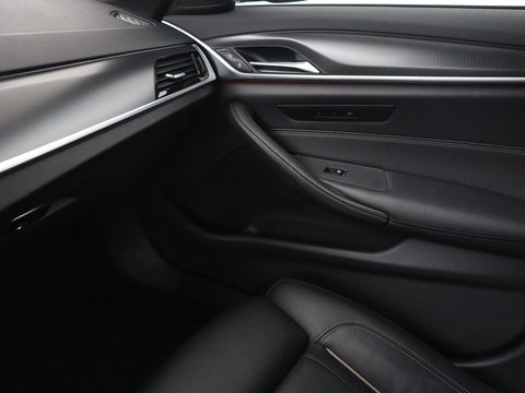 BMW 5 Serie 520i M Sport | Leder | Stoelverwarming | Carplay | 19'' | Sportstoelen | Live Cockpit | Navigatie | Parkeerhulp | Adaptief LED | Memory | Keyless start