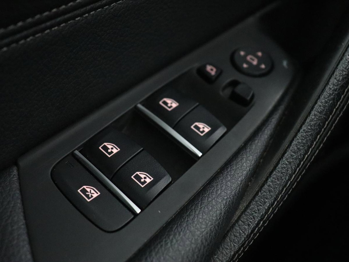 BMW 5 Serie 520i M Sport | Leder | Stoelverwarming | Carplay | 19'' | Sportstoelen | Live Cockpit | Navigatie | Parkeerhulp | Adaptief LED | Memory | Keyless start