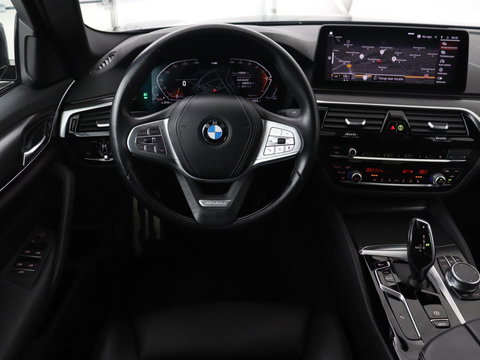 BMW 5 Serie 520i M Sport | Leder | Stoelverwarming | Carplay | 19'' | Sportstoelen | Live Cockpit | Navigatie | Parkeerhulp | Adaptief LED | Memory | Keyless start