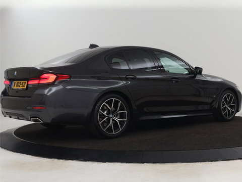 BMW 5 Serie 520i M Sport | Leder | Stoelverwarming | Carplay | 19'' | Sportstoelen | Live Cockpit | Navigatie | Parkeerhulp | Adaptief LED | Memory | Keyless start