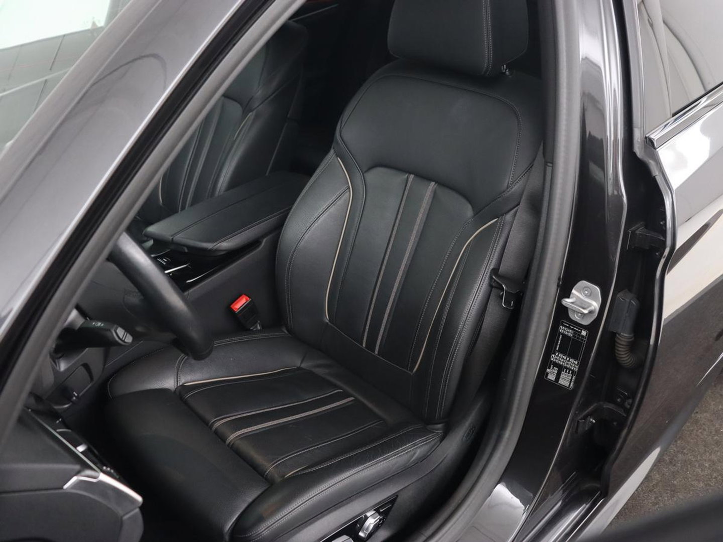 BMW 5 Serie 520i M Sport | Leder | Stoelverwarming | Carplay | 19'' | Sportstoelen | Live Cockpit | Navigatie | Parkeerhulp | Adaptief LED | Memory | Keyless start