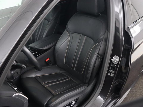BMW 5 Serie 520i M Sport | Leder | Stoelverwarming | Carplay | 19'' | Sportstoelen | Live Cockpit | Navigatie | Parkeerhulp | Adaptief LED | Memory | Keyless start