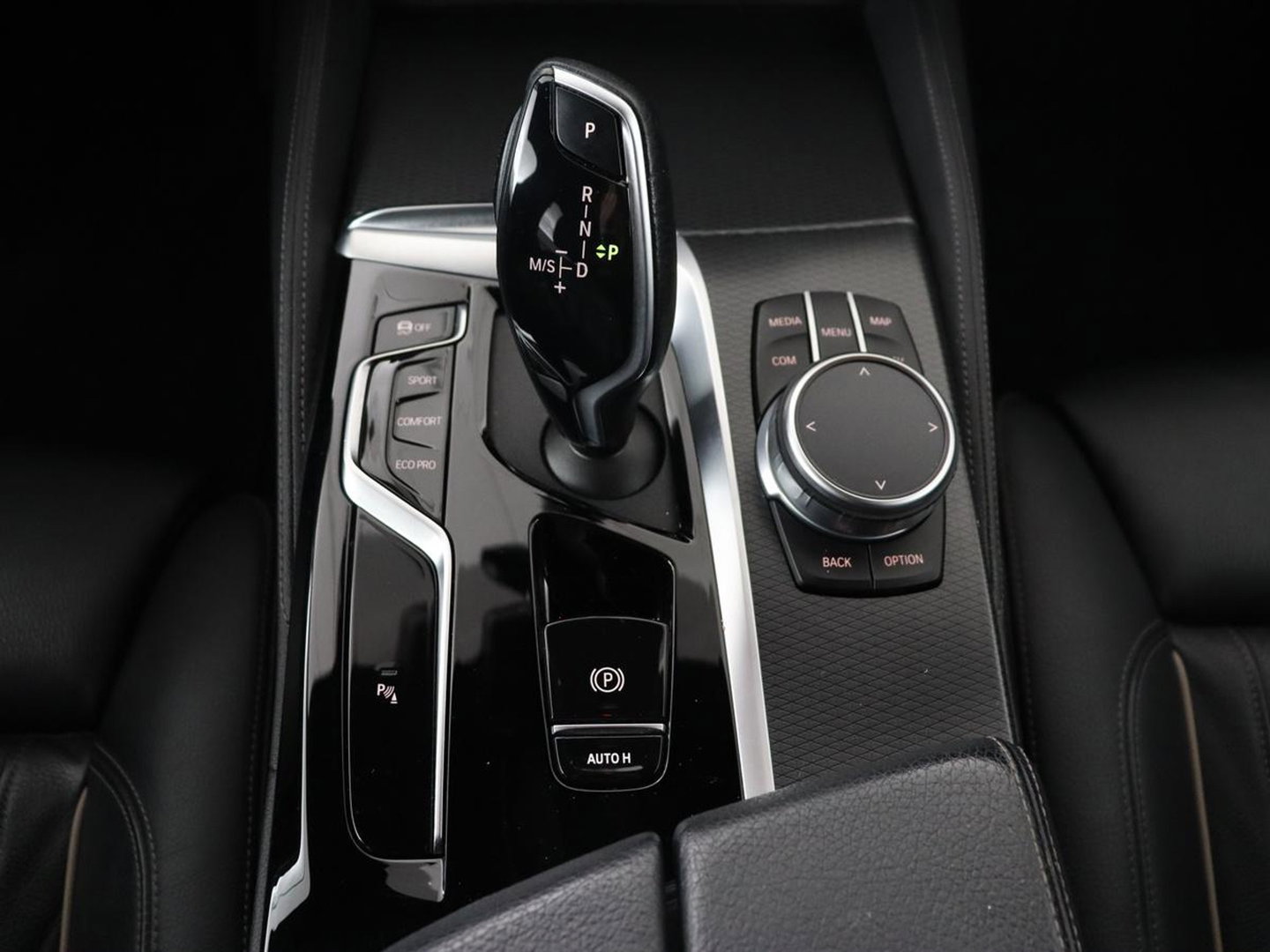 BMW 5 Serie 520i M Sport | Leder | Stoelverwarming | Carplay | 19'' | Sportstoelen | Live Cockpit | Navigatie | Parkeerhulp | Adaptief LED | Memory | Keyless start