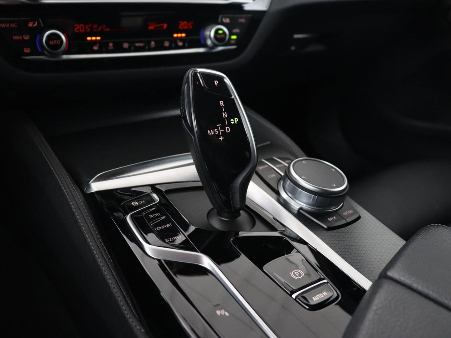 BMW 5 Serie 520i M Sport | Leder | Stoelverwarming | Carplay | 19'' | Sportstoelen | Live Cockpit | Navigatie | Parkeerhulp | Adaptief LED | Memory | Keyless start