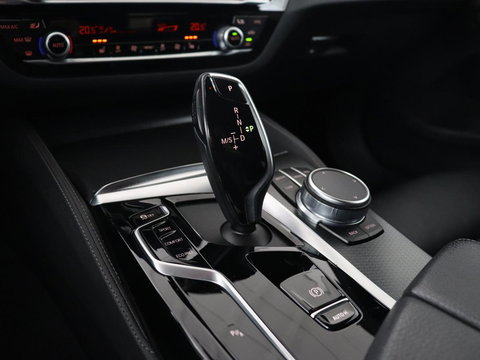 BMW 5 Serie 520i M Sport | Leder | Stoelverwarming | Carplay | 19'' | Sportstoelen | Live Cockpit | Navigatie | Parkeerhulp | Adaptief LED | Memory | Keyless start