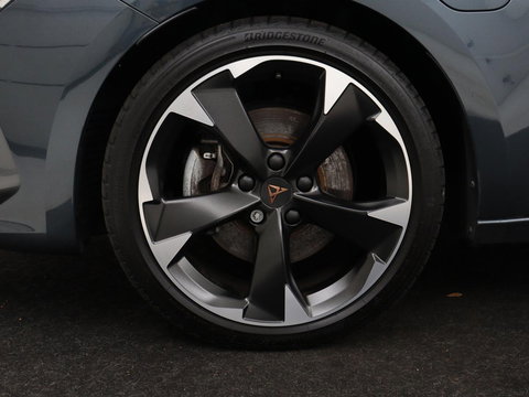 CUPRA Leon 1.4 eHybrid | Stoelverwarming | Adaptive cruise | Navigatie | Carplay | Sportstoelen | Stuurverwarming | Parkeerhulp | Full LED | Keyless | Half leder | PHEV | Plug In