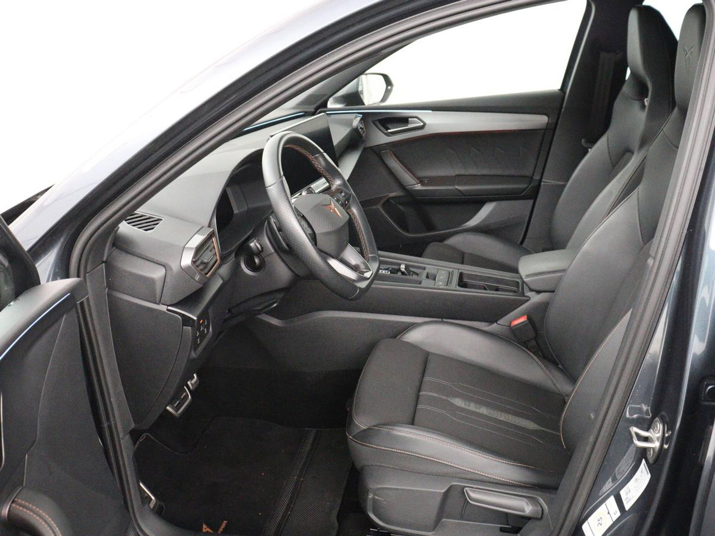 CUPRA Leon 1.4 eHybrid | Stoelverwarming | Adaptive cruise | Navigatie | Carplay | Sportstoelen | Stuurverwarming | Parkeerhulp | Full LED | Keyless | Half leder | PHEV | Plug In