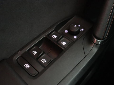 CUPRA Leon 1.5 eHybrid Business | Stoelverwarming | Adaptive cruise | Camera | Carplay | Sportstoelen | Matrix LED | Keyless | PHEV | Plug In