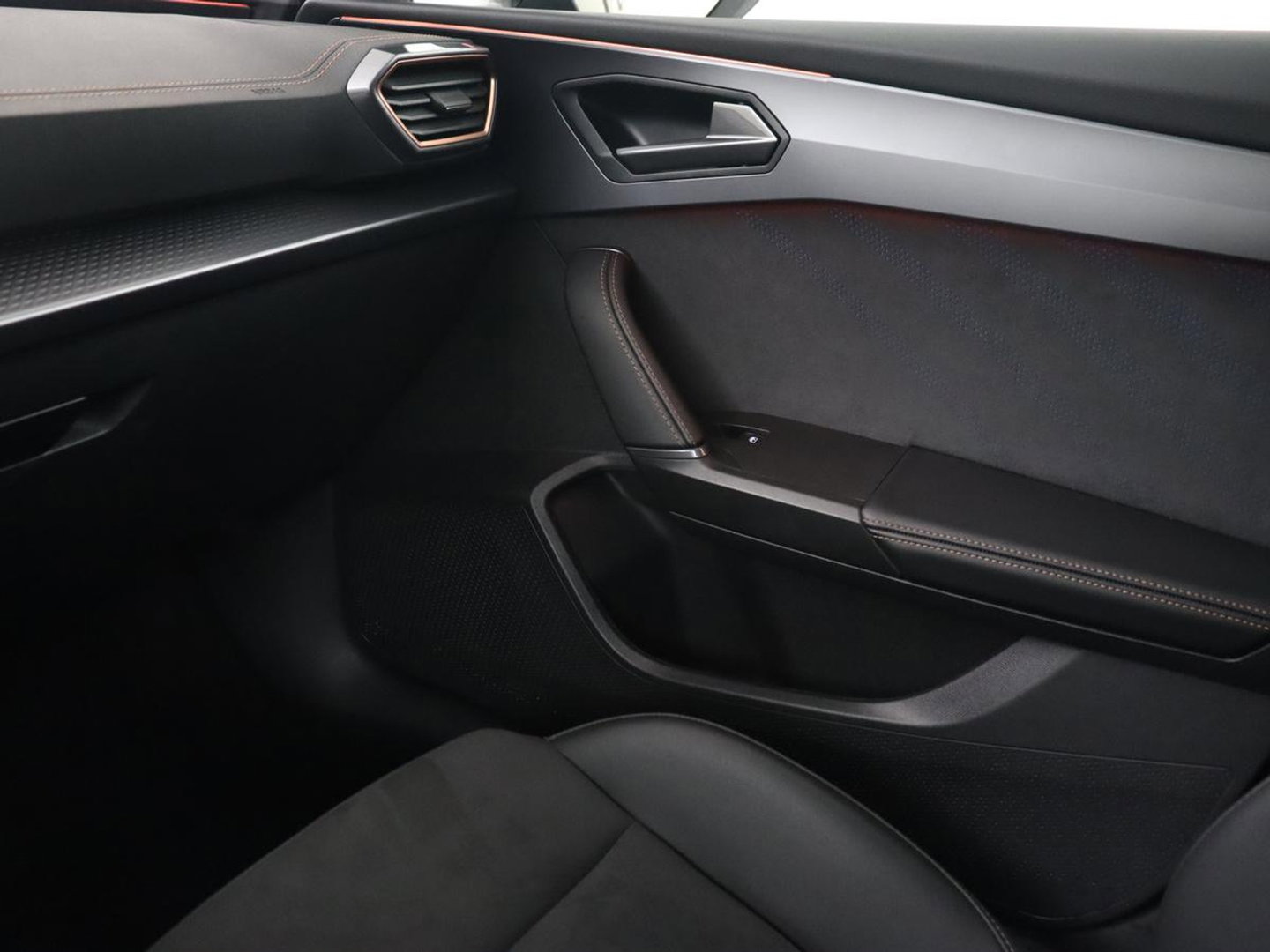 CUPRA Leon 1.5 eHybrid Business | Stoelverwarming | Adaptive cruise | Camera | Carplay | Sportstoelen | Matrix LED | Keyless | PHEV | Plug In