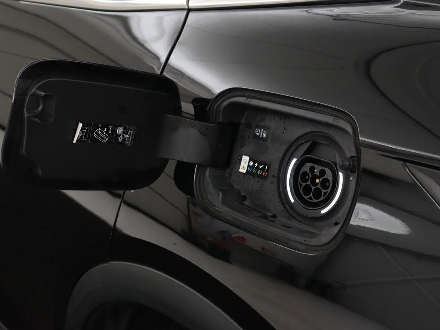 DS 7 Crossback E-Tense Performance Line 225 | SOH 90% | Stoelverwarming | Adaptive cruise | Alcantara | Keyless | Full LED | Carplay | Navigatie | Memory | Digital Cockpit | Dodehoek detectie | DAB | Getint glas | PHEV | Plug In