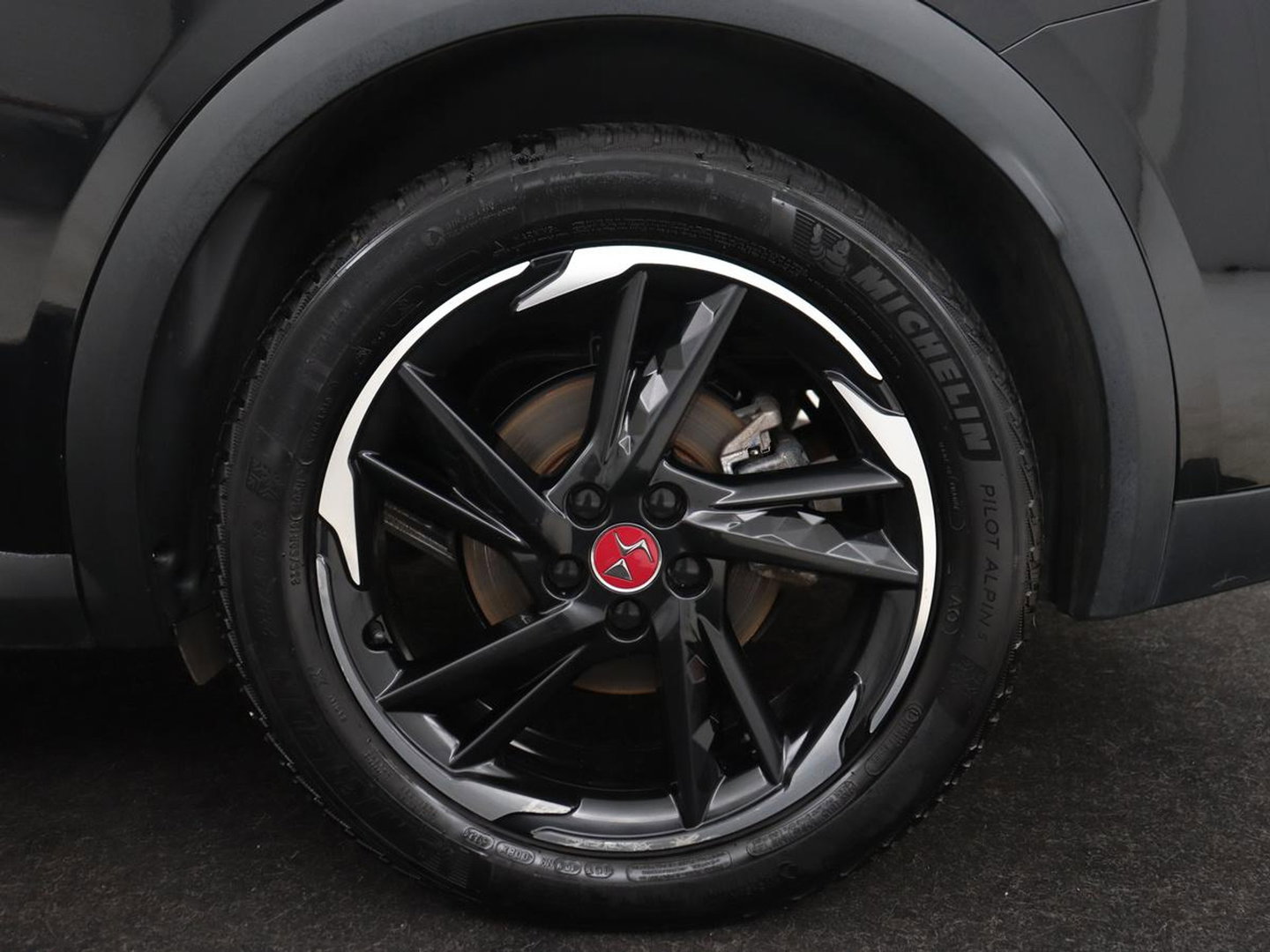 DS 7 Crossback E-Tense Performance Line 225 | SOH 90% | Stoelverwarming | Adaptive cruise | Alcantara | Keyless | Full LED | Carplay | Navigatie | Memory | Digital Cockpit | Dodehoek detectie | DAB | Getint glas | PHEV | Plug In