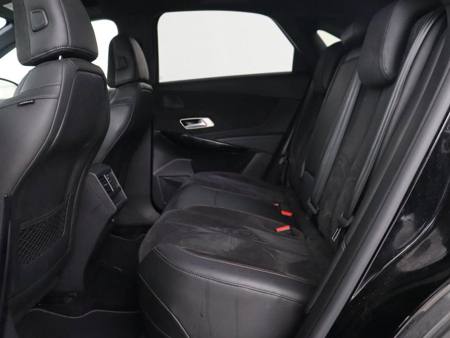 DS 7 Crossback E-Tense Performance Line 225 | SOH 90% | Stoelverwarming | Adaptive cruise | Alcantara | Keyless | Full LED | Carplay | Navigatie | Memory | Digital Cockpit | Dodehoek detectie | DAB | Getint glas | PHEV | Plug In