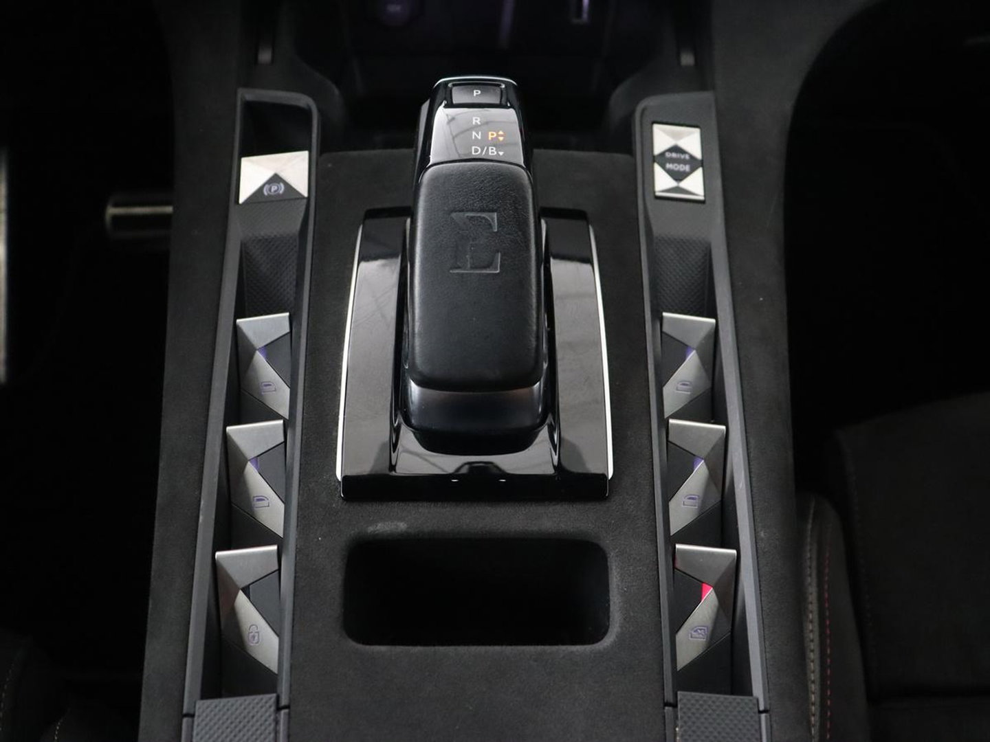 DS 7 Crossback E-Tense Performance Line 225 | SOH 90% | Stoelverwarming | Adaptive cruise | Alcantara | Keyless | Full LED | Carplay | Navigatie | Memory | Digital Cockpit | Dodehoek detectie | DAB | Getint glas | PHEV | Plug In