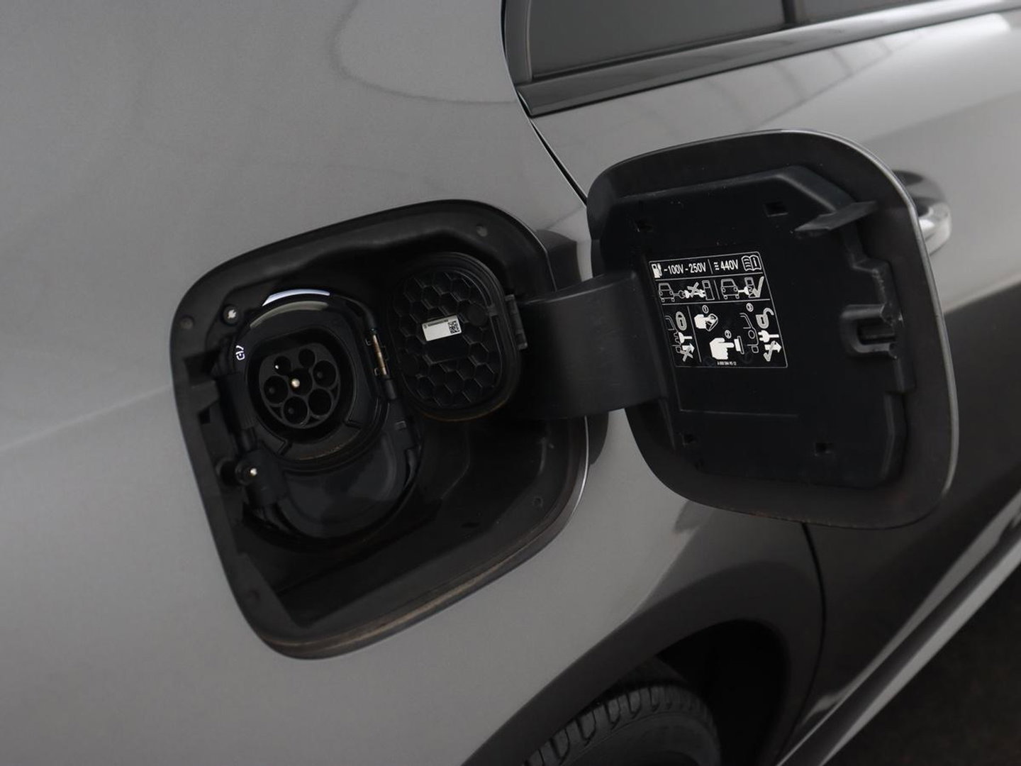 Mercedes-Benz A-Klasse 250e AMG Limited | Carplay | Stoelverwarming | Leder/Alcantara | Widescreen | Sfeerverlichting | Navigatie | Camera | Full LED | Park Assist | PHEV | Plug In