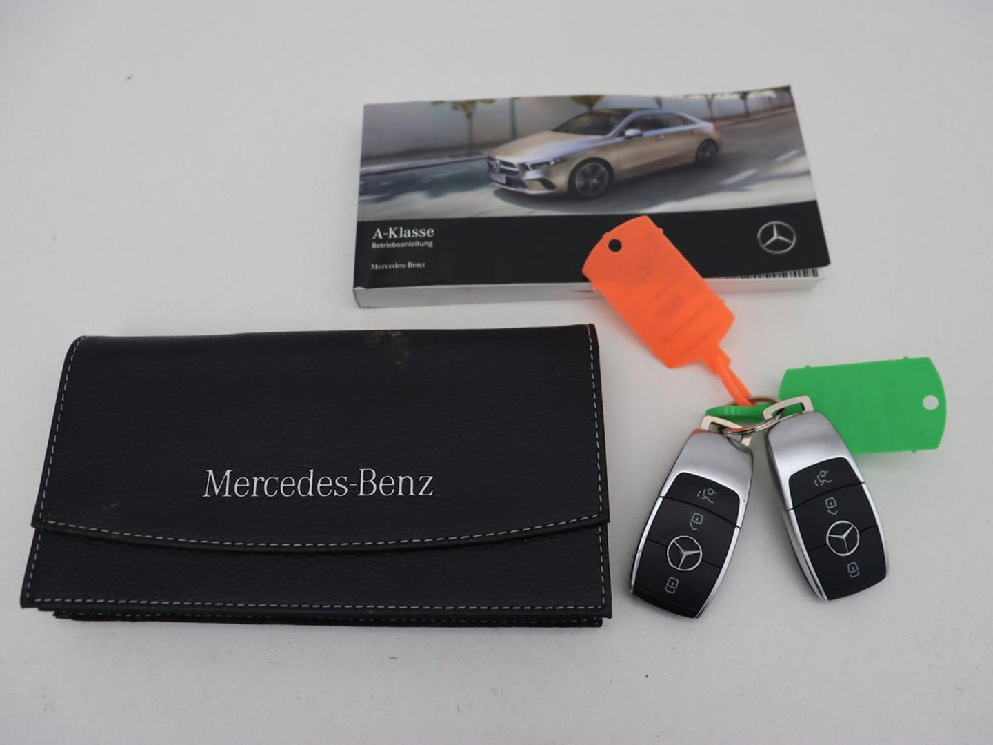 Mercedes-Benz A-Klasse 250e AMG Limited | Carplay | Stoelverwarming | Leder/Alcantara | Widescreen | Sfeerverlichting | Navigatie | Camera | Full LED | Park Assist | PHEV | Plug In