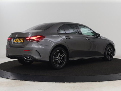 Mercedes-Benz A-Klasse 250e AMG Limited | Carplay | Stoelverwarming | Leder/Alcantara | Widescreen | Sfeerverlichting | Navigatie | Camera | Full LED | Park Assist | PHEV | Plug In