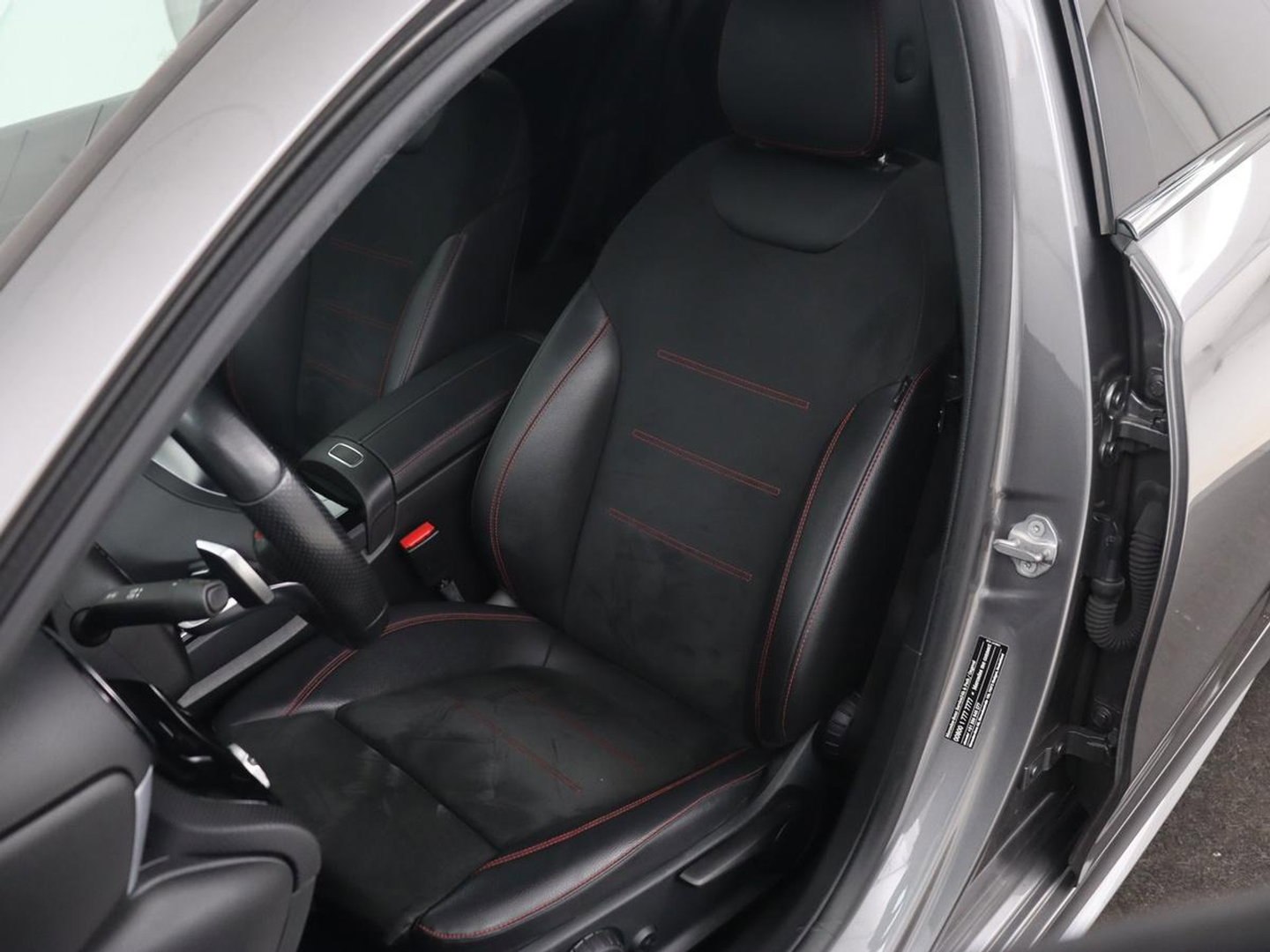 Mercedes-Benz A-Klasse 250e AMG Limited | Carplay | Stoelverwarming | Leder/Alcantara | Widescreen | Sfeerverlichting | Navigatie | Camera | Full LED | Park Assist | PHEV | Plug In