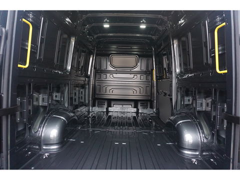 Volkswagen Crafter 35 177PK L3H3 AUT Facelift BPM VRIJ!! 13" Navi, Camera, Gev. Stoel, LED!! NR. 831